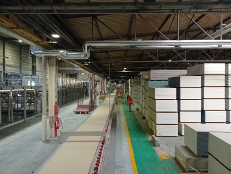 saintgobain's tweet image. [#Sustainability]
♻️À Chambéry, @Placo_fr  accélère sur le recyclage du gypse.
🌿Son usine devient un pilier de l’économie circulaire et de la décarbonation industrielle.
🏗️38M m² de plaques/an, soit 12% du marché français : un site clé vers plus de sobriété.
🖋️#batiactu