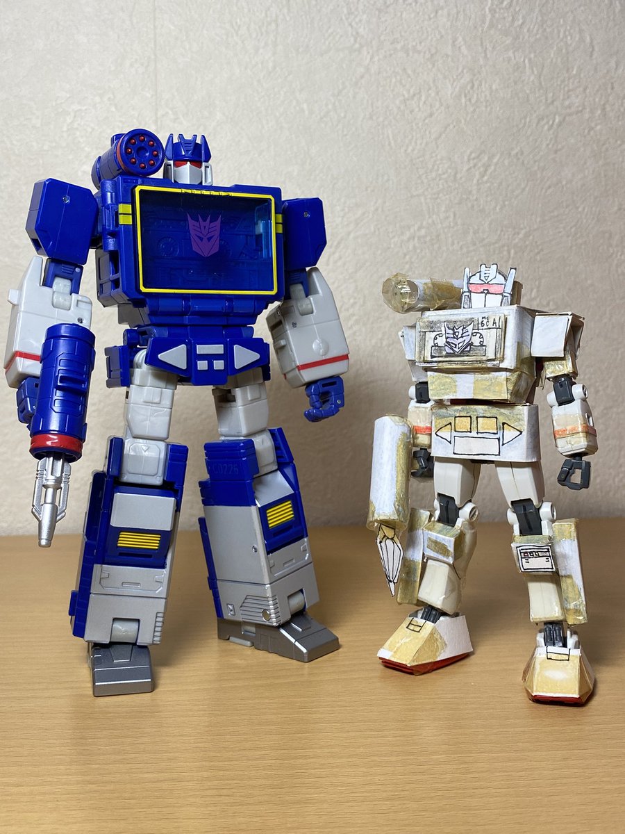 学生の頃、あまりにサウンドウェーブが欲しすぎてガンプラを無理矢理サウンドウェーブにしてた俺に教えてやりたいよ。俺はついに完璧なサウンドウェーブを手に入れた