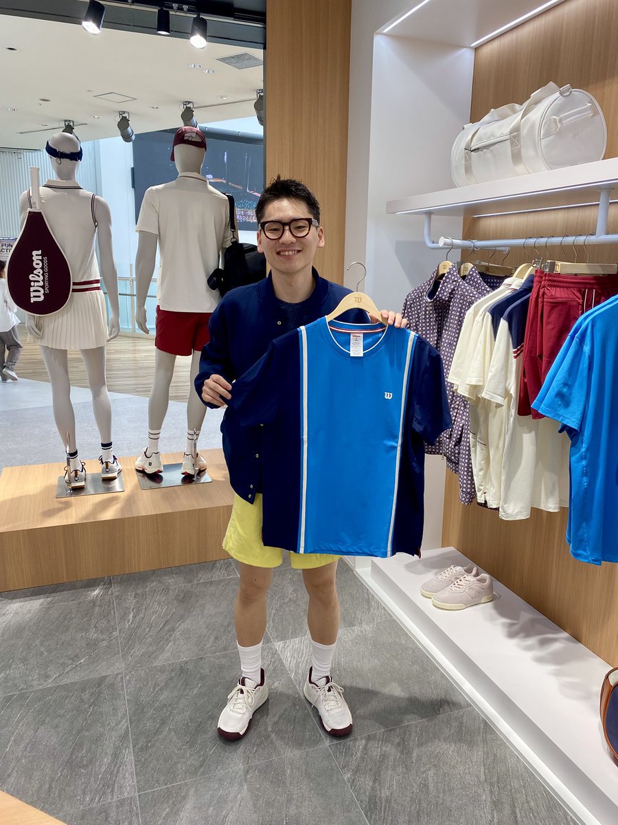 was_haneda's tweet image. ウイルソン アーバンドック ららぽーと豊洲 ブランドストア
豊洲店限定、鎌田さんおすすめアイテム☝️

コーディネートやラケットの相談も丁寧に対応してくれるので、Wilsonのことならぜひ鎌田さんに聞いてみてください！

#アーバンドックららぽーと豊洲 #wilson
#アパレル #スポーツウエア