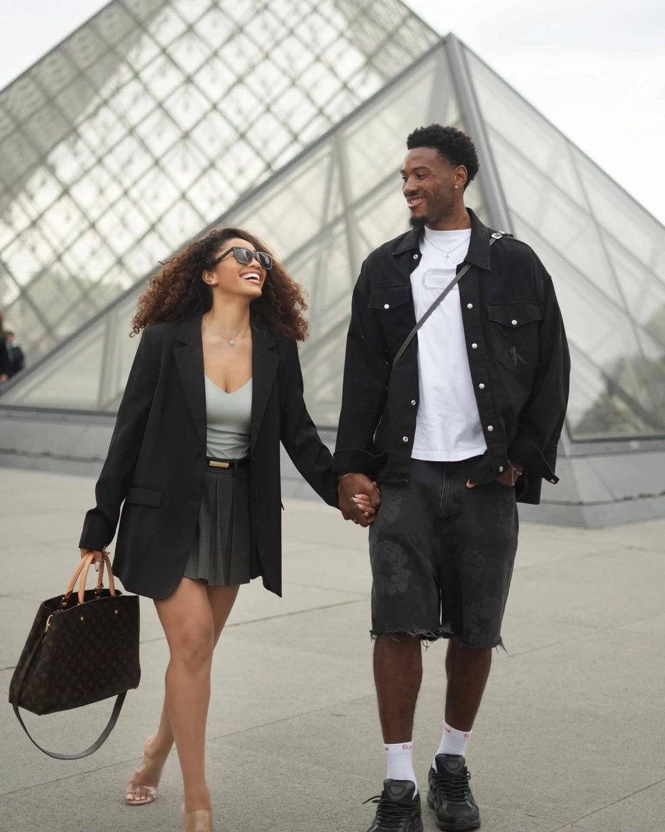 237mood_'s tweet image. #People
Le footballeur camerounais Samuel Kotto et sa petite amie 🇨🇲 ♥️

#TesDansLeMood