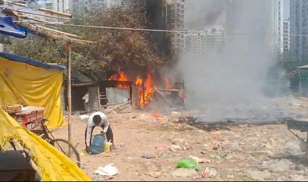 upuknews1's tweet image. #BREAKING :  A fire broke out in the slum area of Sector 76, Noida. Fire brigade teams quickly reached the spot and brought the situation under control after considerable effort.

#Noida #Fire #NoidaFire #Sector76 #UttarPradesh @noidapolice @Uppolice