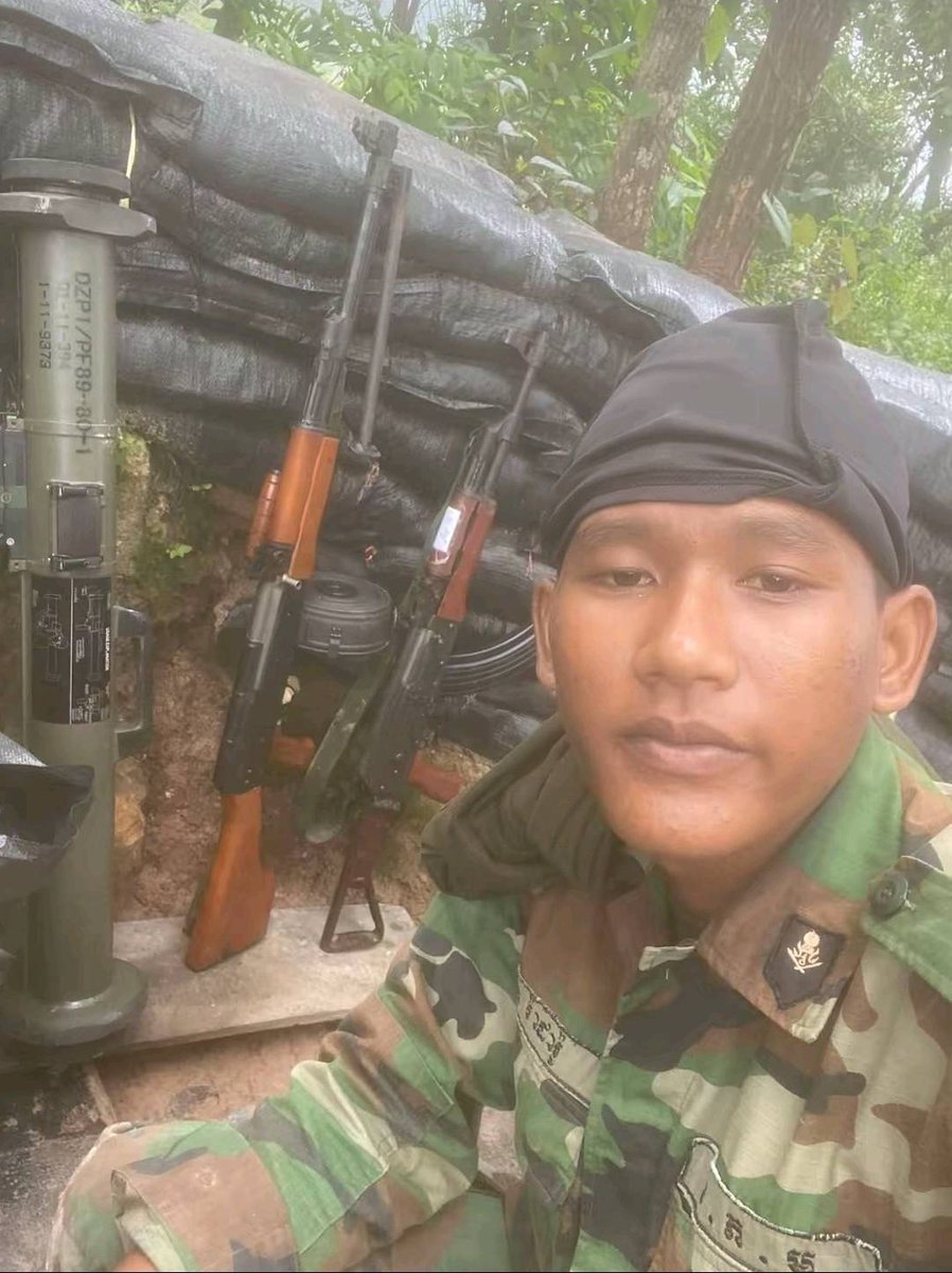 T_55AM1_'s tweet image. #Cambodia

Some recent pictures from this month, taken at the Thai-Cambodian Border, showing RCA soldiers in what we can call the 2025-2026 standard loadout.

Which to put it simply, is just a lot of very doubtful Chinese equipment that consistently, per independent reports from