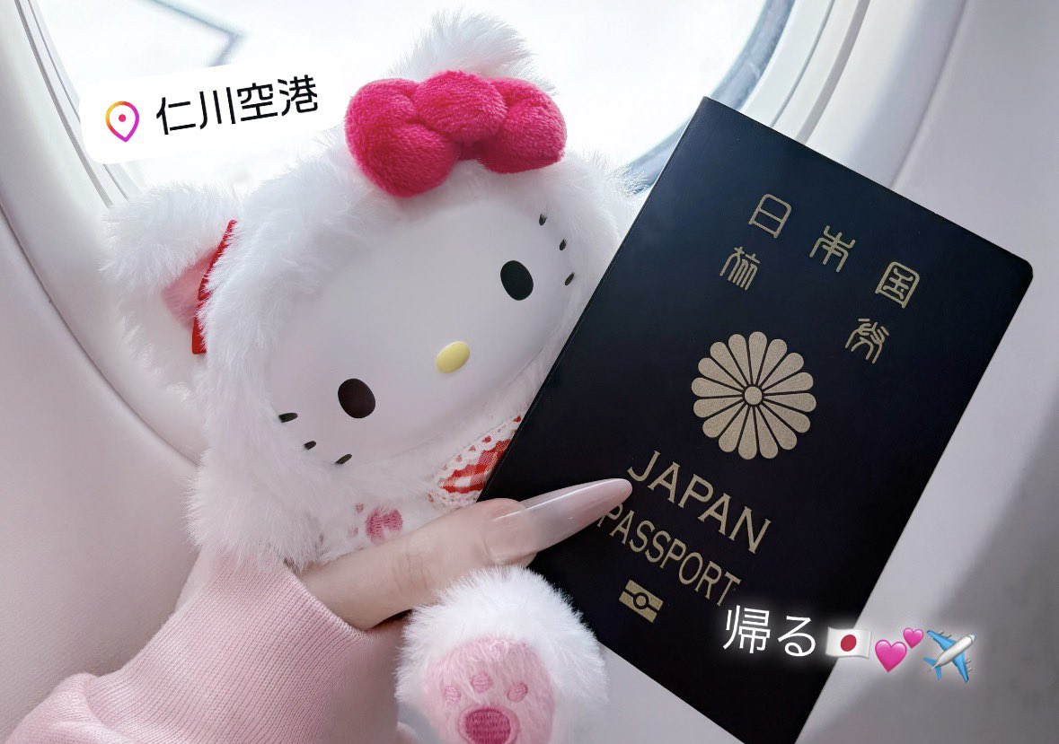ssrsan__'s tweet photo. 飛行機持ち物フォト✈️📸🍒 https://t.co/DEwmYAi3hK