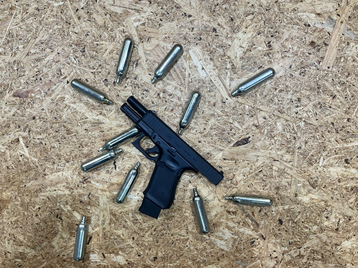 ShokoOya1115's tweet image. 仕事終わにりぶっ放

本日はBATON GLOCK19gen5にお付き合い頂きました

急に乾燥したせいか喉をかなり傷めました

そして本日のお客様は耳の遠い敬老者だったので叫びまくりました

おかげで今とても痛いです

冷えたCO2ボンベが喉を癒してくれます
#glockのある生活
#Glock
#baton
#batonairsoft