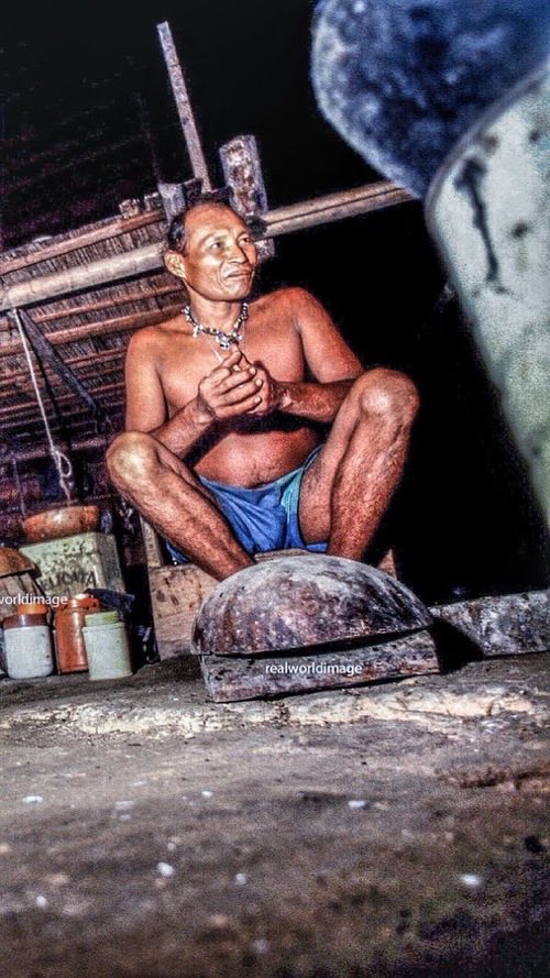 RealWorldImage's tweet photo. A Shaman in a jungle hut in the Amazon rainforest. South America. Gary Moore photo. Real World Photographs. #SouthAmerica #photojournalism #Grok #shaman #rainforest #travel #Amazon #Getty  #ayahuasca #yaje #realworldphotographs #photography #documentary   #garymoorephotography https://t.co/EfsAPGYPax