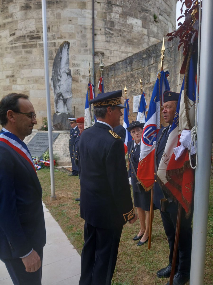 PrefAquitaine33's tweet image. #Cérémonie 🕊 | François DRAPÉ, secrétaire général de la préfecture de la #Gironde et sous-préfet de #Bordeaux, a présidé la cérémonie nationale en hommage aux victimes et héros de la #déportation en présence des autorités civiles et militaires.