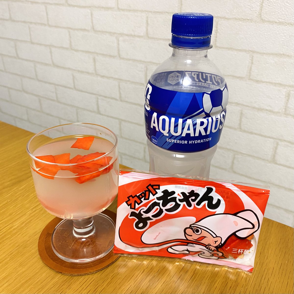 よっちゃんのアクエリアス漬け？が流行っているらしいのでやってみた。(通称皮膚ドリンクと呼ばれてるらしい！)
お互いの酸味がマッチして美味いかも。

肉厚な部分はおやつとして食べて、四角のペラペラを浮かべるとよりいい感じだな👍