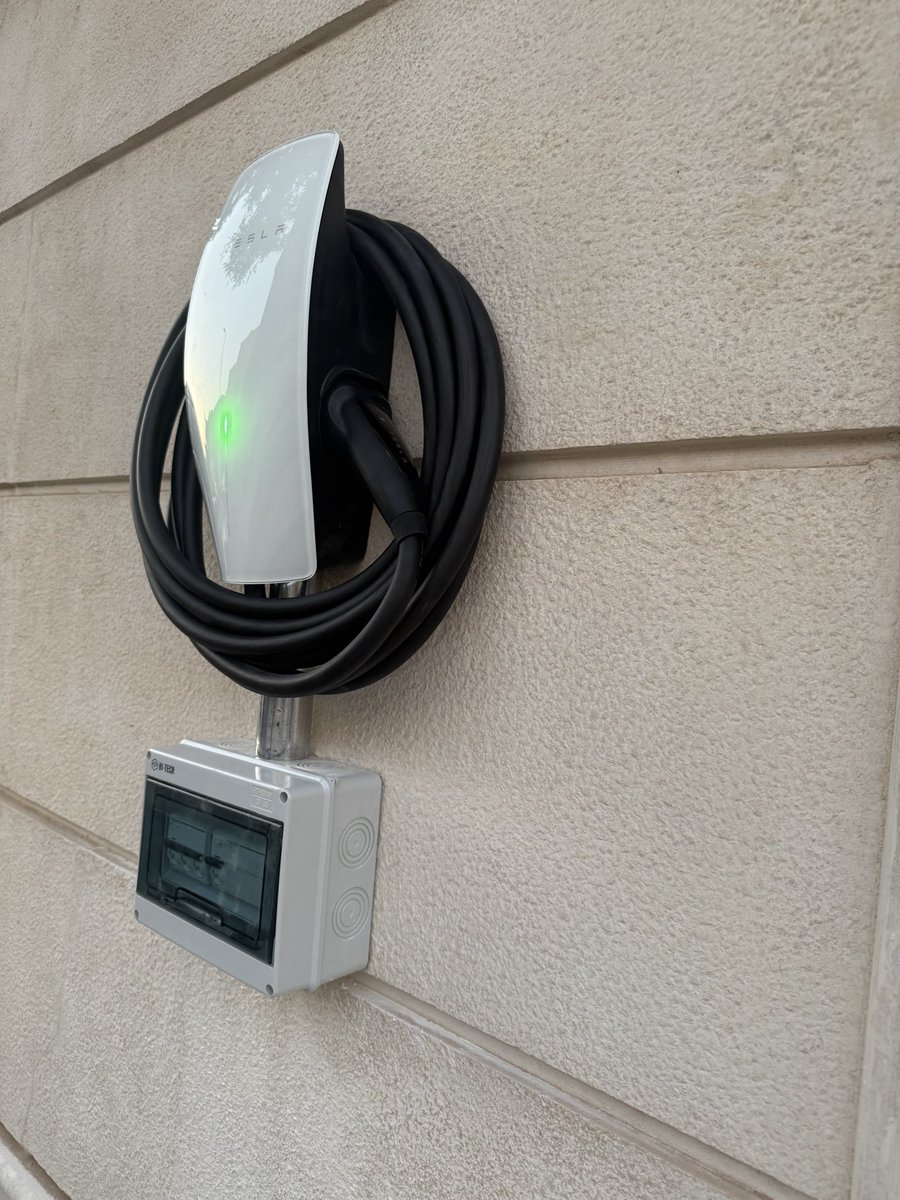 SakharAlkhereyf's tweet photo. بالنسبة للشحن، له ثلاث درجات:  
الشاحن السريع Supercharger أو شواحن سريعة مثل EVIQ (وهي حاليًا الأفضل في المملكة من تجربتي من حيث الموثوقية والكفاءة).  
الشاحن المنزلي: يشحن السيارة خلال الليل ويحتاج تركيبًا وتمديدًا مناسبًا.  
الشاحن المتنقل: بطيء جدًا ويتصل بالفيش العادي، ولم أحتج لاستخدامه حتى الآن. الشاحن المنزلي (مسبق التركيب) يغنيك غالبًا عن الشواحن السريعة داخل المدينة.  

المشكلة الوحيدة حاليًا هي قلة الشواحن السريعة على الطرق السريعة لمن يسافر كثيرًا برًا. لكن من تجربة شخصية، سافرت بها عدة مرات إلى المنطقة الشرقية وكذلك البحرين، والشواحن السريعة حاليا في الطرق رغم قلّتها لكن جيدة. كما أن الشحن يكفي للوصول من الرياض إلى الظهران أو ما قبل مفرق الخبر/الظهران/الدمام، حيث تتوفر شواحن كثيرة داخل المدن.  

ومع التوسع المتوقع في شبكة الشحن، أعتقد أن تجربة امتلاك السيارات الكهربائية في السعودية ستتحسن بشكل كبير خلال الفترة القادمة لمن يسافرون برًا.

أيضا يوجد تطبيق رائع يقدم خريطة ومعلومات حول أماكن وقوة الشواحن الكهربائية حول العالم، PlugShare.