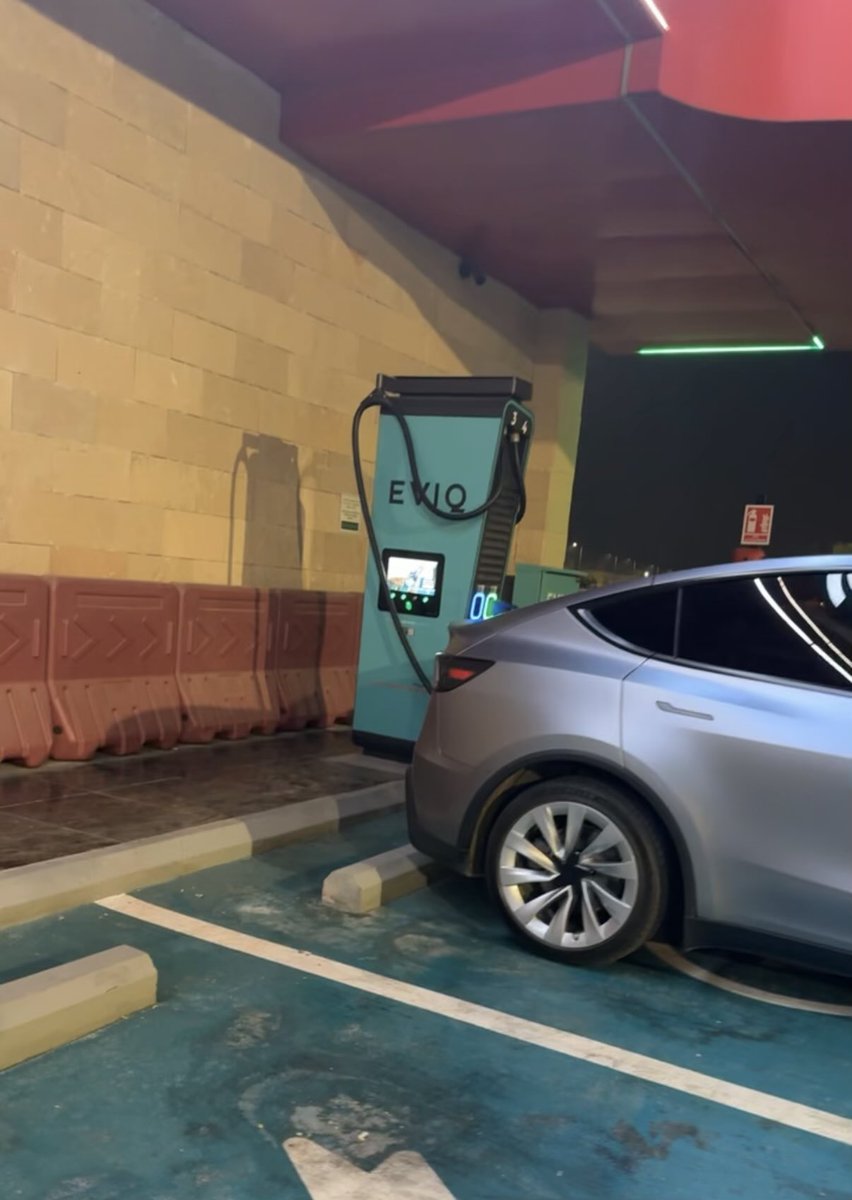 SakharAlkhereyf's tweet photo. بالنسبة للشحن، له ثلاث درجات:  
الشاحن السريع Supercharger أو شواحن سريعة مثل EVIQ (وهي حاليًا الأفضل في المملكة من تجربتي من حيث الموثوقية والكفاءة).  
الشاحن المنزلي: يشحن السيارة خلال الليل ويحتاج تركيبًا وتمديدًا مناسبًا.  
الشاحن المتنقل: بطيء جدًا ويتصل بالفيش العادي، ولم أحتج لاستخدامه حتى الآن. الشاحن المنزلي (مسبق التركيب) يغنيك غالبًا عن الشواحن السريعة داخل المدينة.  

المشكلة الوحيدة حاليًا هي قلة الشواحن السريعة على الطرق السريعة لمن يسافر كثيرًا برًا. لكن من تجربة شخصية، سافرت بها عدة مرات إلى المنطقة الشرقية وكذلك البحرين، والشواحن السريعة حاليا في الطرق رغم قلّتها لكن جيدة. كما أن الشحن يكفي للوصول من الرياض إلى الظهران أو ما قبل مفرق الخبر/الظهران/الدمام، حيث تتوفر شواحن كثيرة داخل المدن.  

ومع التوسع المتوقع في شبكة الشحن، أعتقد أن تجربة امتلاك السيارات الكهربائية في السعودية ستتحسن بشكل كبير خلال الفترة القادمة لمن يسافرون برًا.

أيضا يوجد تطبيق رائع يقدم خريطة ومعلومات حول أماكن وقوة الشواحن الكهربائية حول العالم، PlugShare.