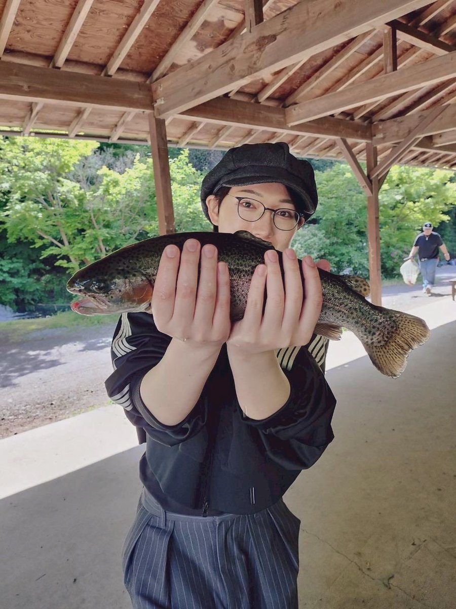 AKIRAnewborn's tweet image. 今日は、私の昔からの友人F君と静岡に釣りに行きました！

久々の釣りで、1匹も釣れないかもと覚悟してましたが3匹釣れました✌️

釣りの後は友人のO君と合流し、釣った魚をいただきました✨

何より仲良くしてくれることが嬉しいよ
いつもありがとね👋🏻

※ 角膜炎で眼鏡なんです💦

＃MTF ＃LGBT