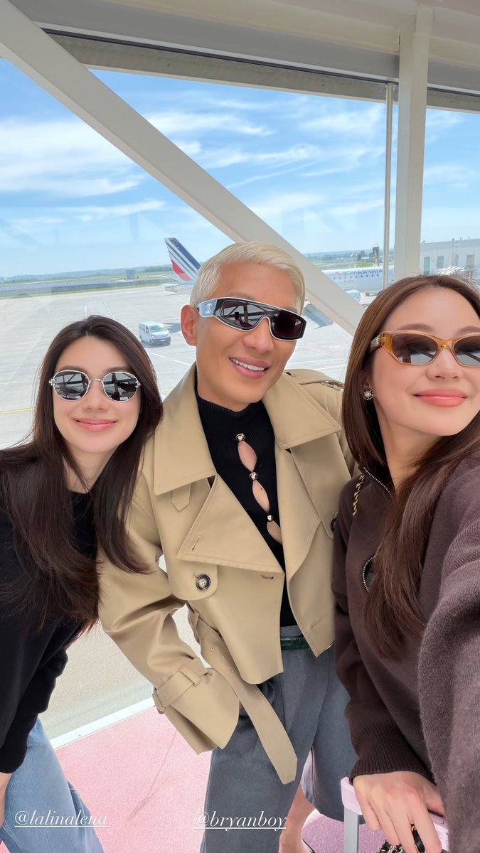 กรี๊ดดดดดดดดดดดดดด น้องหมิวกับพี่น่า ถ่ายรูปกับ Bryanboy (Bryan Yambao) อินฟลูเอนเซอร์ชื่อดังระดับโลกด้านแฟชั่น ชาวฟิลิปปินส์ ที่ได้รับการยอมรับว่าเป็นหนึ่งในผู้บุกเบิกวงการอินฟลูเอ็นเซอร์แฟชั่นในยุคแรกๆ และเป็นผู้ทรงอิทธิพลในวงการแฟชั่นมาเกือบ 20 ปี