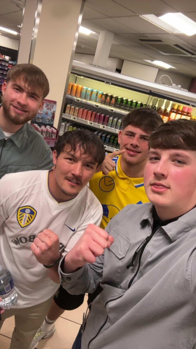 allleedsaway's tweet photo. Leeds fans meet Josh Warrington on way to Wembley 🙌🔥💪💙🤍💛

 #LUFC #LeedsUnited #MOT #ALAW #LeedsOnTour #LeedsAwayDays #EllandRoad #MarchingOnTogether #LUFCMatchday #LeedsLive #AllLeedsArentWe #FootballContent #FanPage #MatchdayVlog #FootballVibes #FYP #ForYouPage https://t.co/IN5cfGco7q