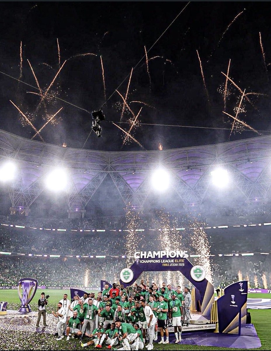 mu5___'s tweet photo. القارههه بأكملها خضراء 💚💚💚 
#الاهلي_بطل_النخبة https://t.co/z9xyUGfGU4