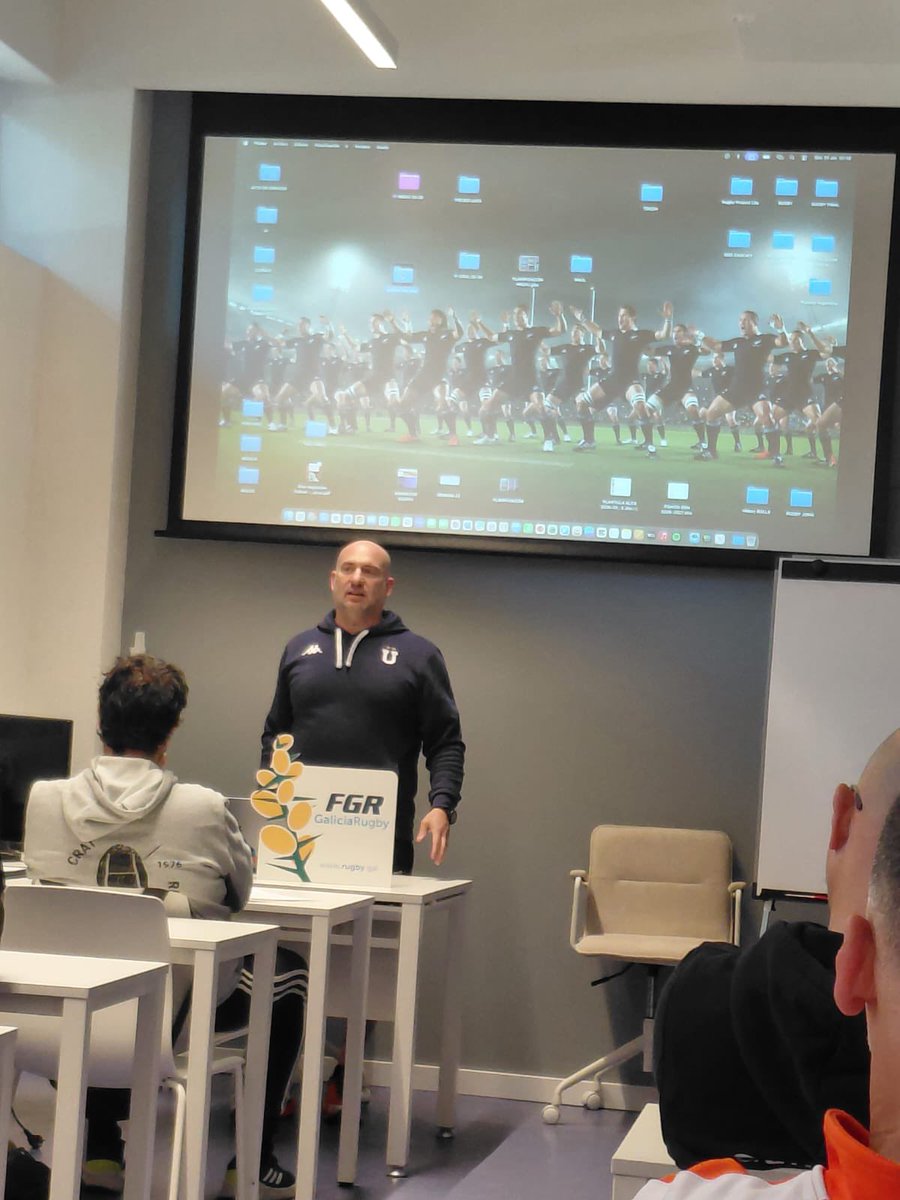 RugbyGalicia's tweet photo. 👨‍🏫 Onte celebrouse o Curso FGR de touche en Santiago de Compostela 

🏉 8h teórico‑prácticas con Roberto Pintado López para os 26 adestradores presentes do #RugbyGalego 

👏🏻Agradecer a USC a cesión das instalacions  para a celebracion do curso https://t.co/shxuOkZk8b