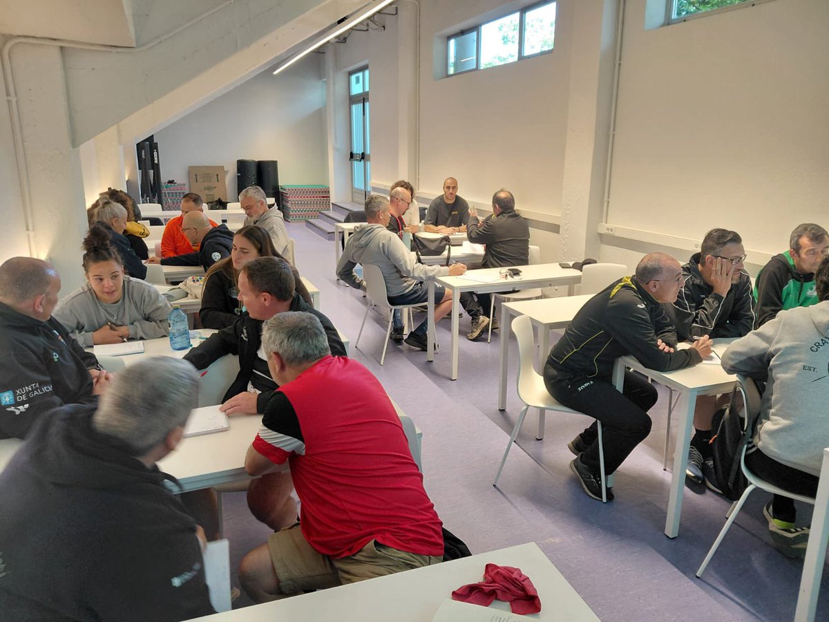 RugbyGalicia's tweet photo. 👨‍🏫 Onte celebrouse o Curso FGR de touche en Santiago de Compostela 

🏉 8h teórico‑prácticas con Roberto Pintado López para os 26 adestradores presentes do #RugbyGalego 

👏🏻Agradecer a USC a cesión das instalacions  para a celebracion do curso https://t.co/shxuOkZk8b