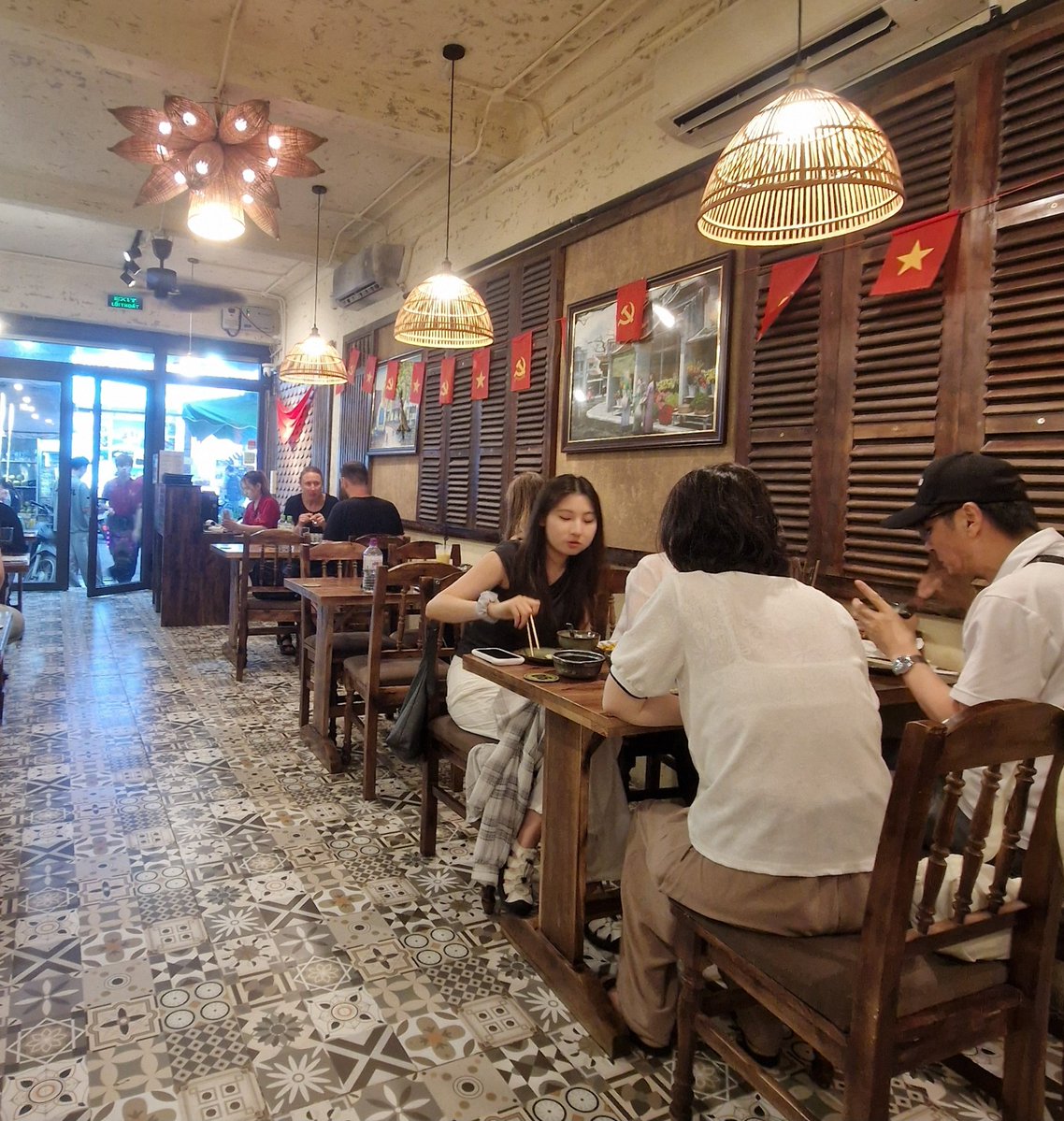 Sukani123's tweet image. Noch ein letztes Mal kommunistisch schlemmen gehen!
😈😈😈
Hach, ich bin böse!🤦‍♀️
Hanoi, #Vietnam ❤️