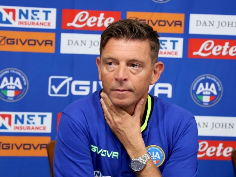 Gianluca Rocchi, kepala wasit Serie A, tengah dalam penyelidikan atas dugaan kecurangan. 

Ia dituduh memilih wasit yang menguntungkan Inter Milan dalam beberapa pertandingan. Tiga laga yang disorot:
• Bologna vs Inter (April 2025)
• Inter vs AC Milan (April 2025)
• Udinese vs