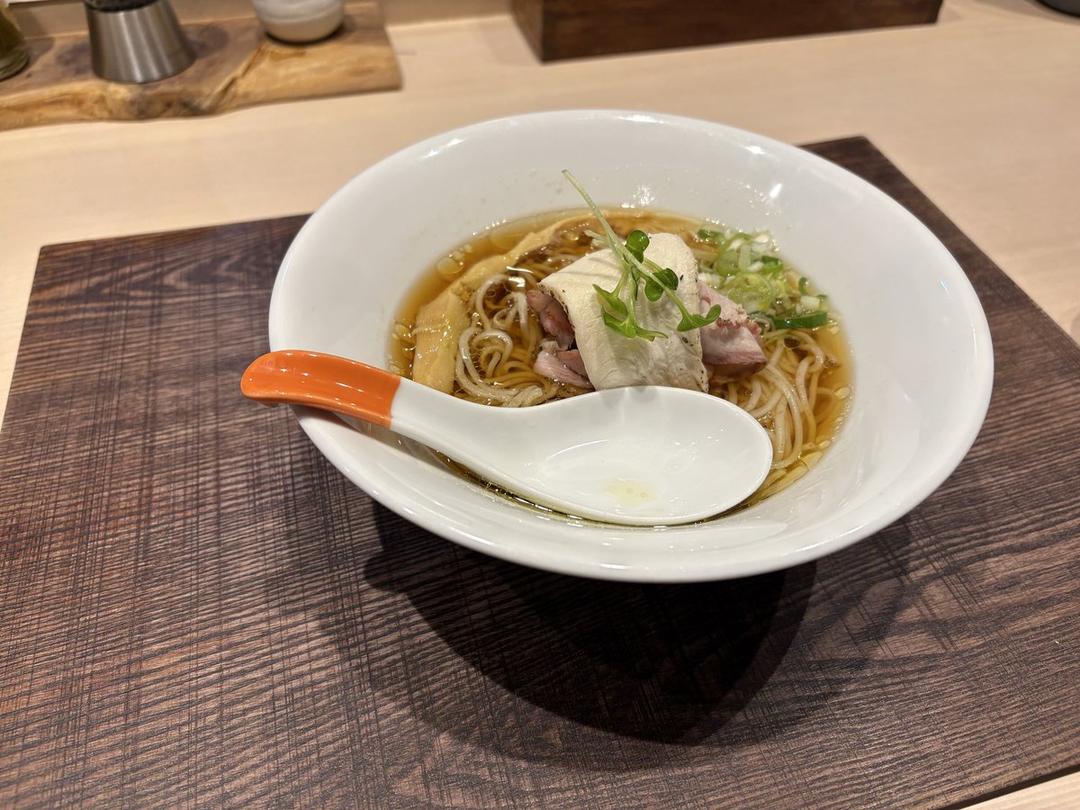 ASM32_3's tweet photo. ラーメン探訪〜我孫子編〜
香味醤油の無化調スープにスッキリとした麺、あえ玉はなんとカキベース
毎日メニューがかわるから飽きがこない（らしい）
とりあえずうまかった！
#ラーメン
#idouji0111
#がそんしでなくあびこです https://t.co/ALCNvXLlvY