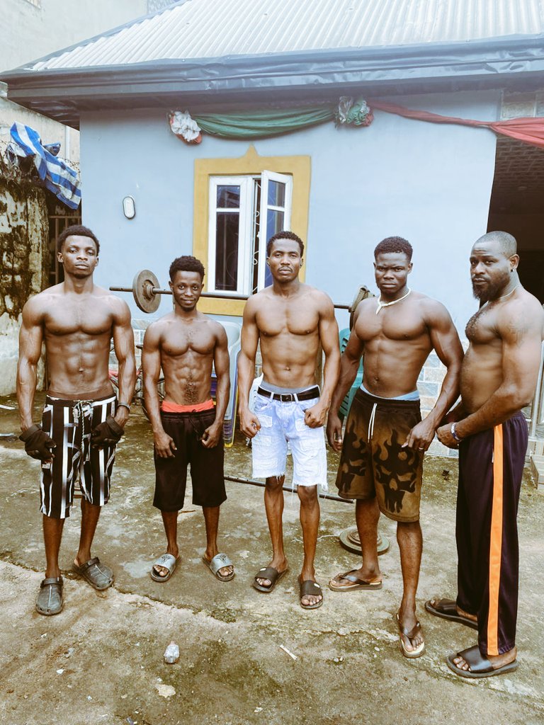 kc_samz's tweet photo. Discipline kill's motivation..  just be disciplined and focus on the goal... Big congratulations blood for bringing the trophy Home... 🏋️🏋️💚🤍❤️🩸 https://t.co/0lvTAd0fWW