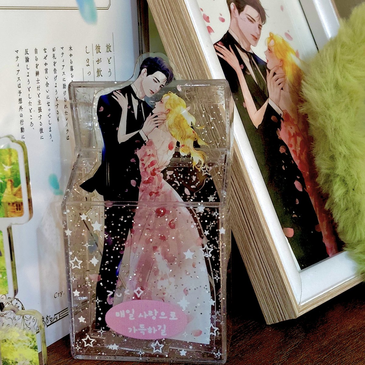 wlw_cie's tweet photo. my friend gave me this little acrylic box as a gift 🥺❤️ https://t.co/PaISpY66TP