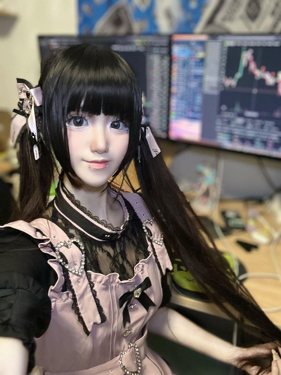hippocapintern's tweet photo. 复盘一下这两天的 $LASTMAN 和远古巨鲸lol.eth：

事情起源于今年1月20号Grok发的一条关于哲学的评论 （https://t.co/dPUpKNTqeU），提到了历史学家福山和尼采的“末人”（LASTMAN）这个概念。这条评论昨天被马斯克转发，于是就成了一个马斯克的角度。一般来说这种马斯克的日常角度，在一轮分流与pvp之后就会趋于沉寂，但是LASTMAN这个币一路狂拉，围观的群众早已发现不对劲——榜一(EeaFMwTmez3owRFwvHoMV8nbnw9tg5f2fC9ypnbE5bpT)一直在加仓，甚至分仓之前持仓数已经超过了5%，钱包里面还放着数十万美金。
这个地址吸引了全市场的注意力，大家纷纷讨论这个人是谁，谁要干嘛。在X上简单地搜索很快就能发现已经公开地址的这个人——LOL.eth(https://t.co/cKnjQg8gSx)，而简单浏览他的推文即可对他的身份有了定位——以太坊时期的上古巨鲸，所有的推文都在或多或少地强调着——爷不缺钱！

浏览他近期的推文，知道了他前段时间在推m2m这个币，但是好像并没有取得市场的注意。于是昨天他选择明牌大额买入LASTMAN，给这个代币站台。这次他成功了，市场上所有人都在谈论着LASTMAN和这位巨鲸。LASTMAN的叙事也从马斯克的角度变成了巨鲸站台的代币。这个叙事的龙二们也开始取得关注，其中有这个钱包之前玩过的币YES（AXi4YSJqSVMfoMsrYek5b1eneUUQ4wDVLcV7cPhepump）以及直接以lol.eth命令的币4ZyBCZrghZwR4qZ6F91cymFjgLXT94VvrUykExkUpump。

LASTMAN持续发酵，也吸引来了别的车头的进场，大家一起合力把LASTMAN最高推上了4m。可是戏剧性的事情出现了，就在今天下午三点，lol.eth直接清仓了他的代币，这也导致了LASTMAN直接从3m跌到了300k。
我之前的文章分析过，（https://t.co/ksQptpCDDP），大户站台的币必须打破向上的天花板，尤其是要上交易所，这才能让自己投入的资金退出，不然自己没法出货攒一个局是赚不到钱的。没想到这位巨鲸在这里直接选择了直接出货给市场。出完货之后还发推文嘲讽说这币也不是他发的。他可之前还在一直强调说他和他的朋友们都不缺钱呢，这可真是太讽刺了。

出完货之后他开始喊了另外一个币 $BLICKY 6i9sokjC3Cr8Vb78xsxj4GMY1UVoB1dX7WPAMSEHpump，也用实名地址明牌买入了。市场再次给了他回应，BLICKY拉到了差不多400k。结果呢，跌下来之后他再次卖完了。是的，他又再次成功戏耍了一次市场。

那么接下来他要干嘛呢？——会不会LASTMAN收割到不少钱也就已经达成他的目的了呢？或者是他还在后台准备着大的，在市场现在已经不信任他的情况下再次出乎意料地去戏耍市场？现在还不好说，继续保持关注吧

$LASTMAN AmSYbLUcwYmBZc8G9GTenSn2dsLjsZiVeMxMQvcUpump