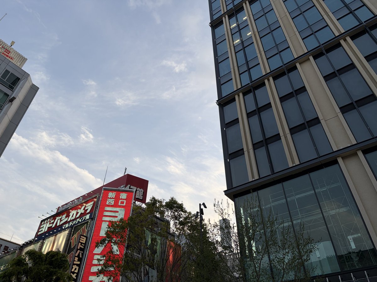 delio2000's tweet photo. ヘッドホンに飽き��、
スピーカーが急に欲しくなったので新宿へ。
最近もう色々あって、勢いで買おうとして
店員呼んで確認しようとしたら、
展示一段間違ってて、高い方聴いてた笑
そらええ音するわ。勢いで買える値段ではなく、
又来ます言うて泣く泣くその場をさった。 https://t.co/ArEklGyl37