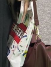 okumura_momoka's tweet image. 今年23歳、女

トミカの袋持ってるのバレた

はい、トミカ買いました大好きです

 #トミカ
 #車  🚘