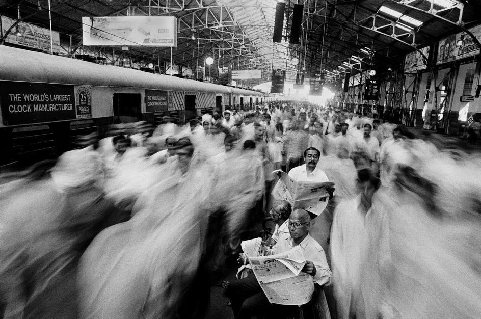 Raghu Rai really knew how to show the poetry of everyday life. Rest in peace🕊️

Readers at Church Gate railway station. Mumbai, India, 1995