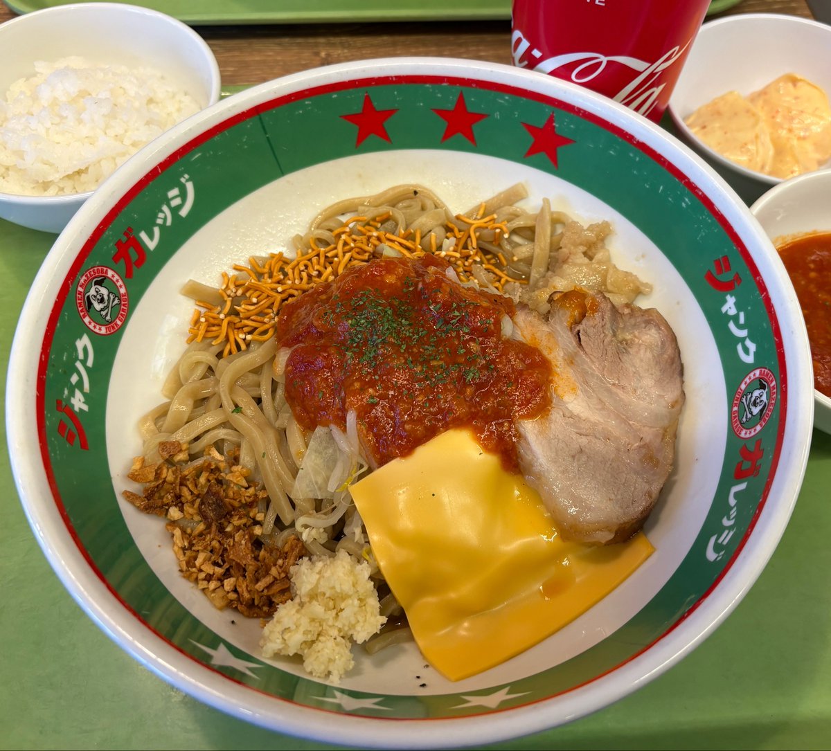ジャンガレ　うまトマまぜそばの攻略法

①エビマヨトリプル別皿・その他トッピングお好み＋うまトマ増し・ライスを注文
②まぜそばだけで完食する
③残った器にエビマヨ・うまトマ増し・ライスを投入

これでえびトマトクリームライスの完成です
（早く食べたすぎてライス錬成後の写真撮るの忘れた）