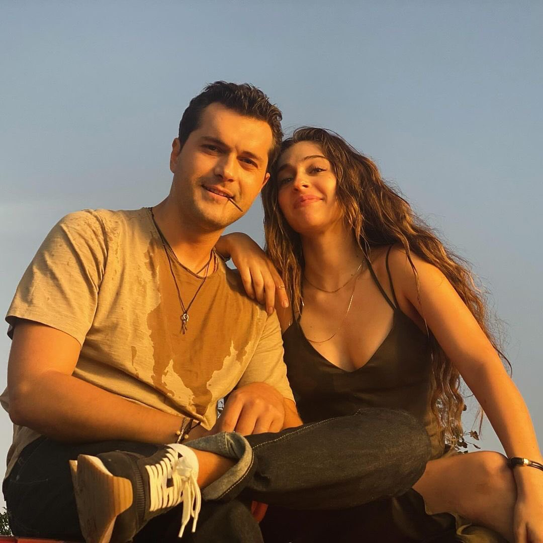 popileaks's tweet photo. 🚨 Cemre Baysel, eski rol arkadaşı Alperen Duymaz ile setteki uyumunu anlattı:
"O kadar iyi anlaşıyorduk ki gözlerimizle anlaşırdık. İnsanları çıldırttığımız, yönetmenimizin ve diğer oyuncuların 'Siz aranızda ne konuşuyorsunuz?' diye sorduğu anlar bile yaşandı."
🔗(İbrahim Selim ile Bu Gece)