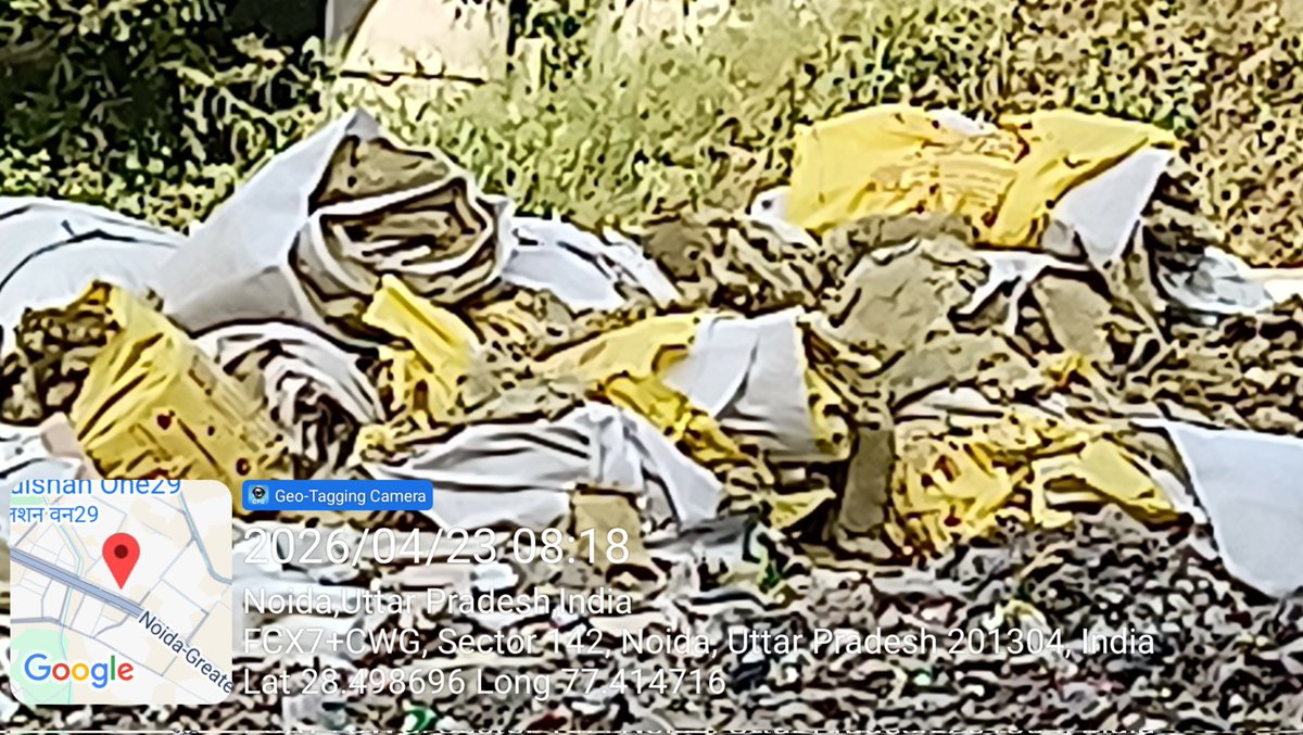 Sector168Noida's tweet image. @noida_authority is kudey ko jo tasveer mei dikh raha hai lagbhag 20 din se photo vdo geo tag sajha karne k baad bhi koi jameeni taur par koi thos kadam nahi uthaya gaya..kripya sangyan ley @Sector168Noida @InduPrakashPCS @CPCB_OFFICIAL @CeoNoida @uppcbofficial #noida #green