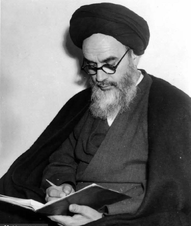 بين الغدير والغدر .
أعظم نازلة حلّت بالاسلام هي سلب أمير المؤمنين عليه السلام  حكومته، وعلينا أن نتجلبب بالحزن على تلك النازلة أكثر من الحزن على واقعة كربلاء .
فالمصيبة التي حلت بأمير المؤمنين "عليه السلام" وبالاسلام، أجلّ وأشدّ من تلك المصيبة التي حلت بسيد الشهداء "عليه السلام"،