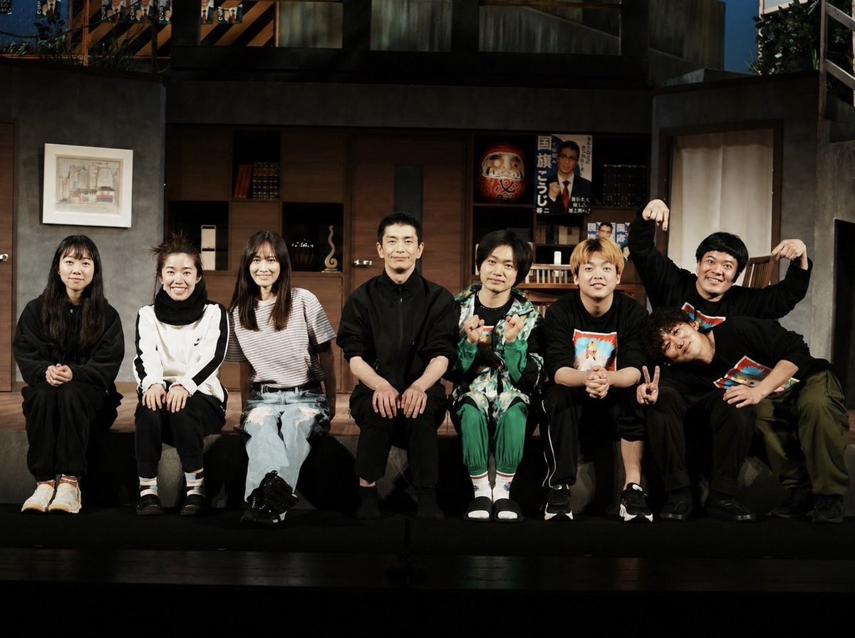 daradaradayo's tweet photo. 舞台『ポルノ』は、7人の出演者と各地のスタッフに支えられました。この瞬間に、ご一緒できてよかった。
そしてもう1人、クニハタンも。新海くん役の鳥越くんにかわいく息を吹き込んでもらっていました。クニハタンもおつかれさま！
#舞台ポルノ https://t.co/fWyQT8w4Kq