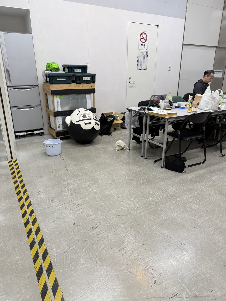 daradaradayo's tweet photo. 舞台『ポルノ』は、7人の出演者と各地のスタッフに支えられました。この瞬間に、ご一緒できてよかった。
そしてもう1人、クニハタンも。新海くん役の鳥越くんにかわいく息を吹き込んでもらっていました。クニハタンもおつかれさま！
#舞台ポルノ https://t.co/fWyQT8w4Kq