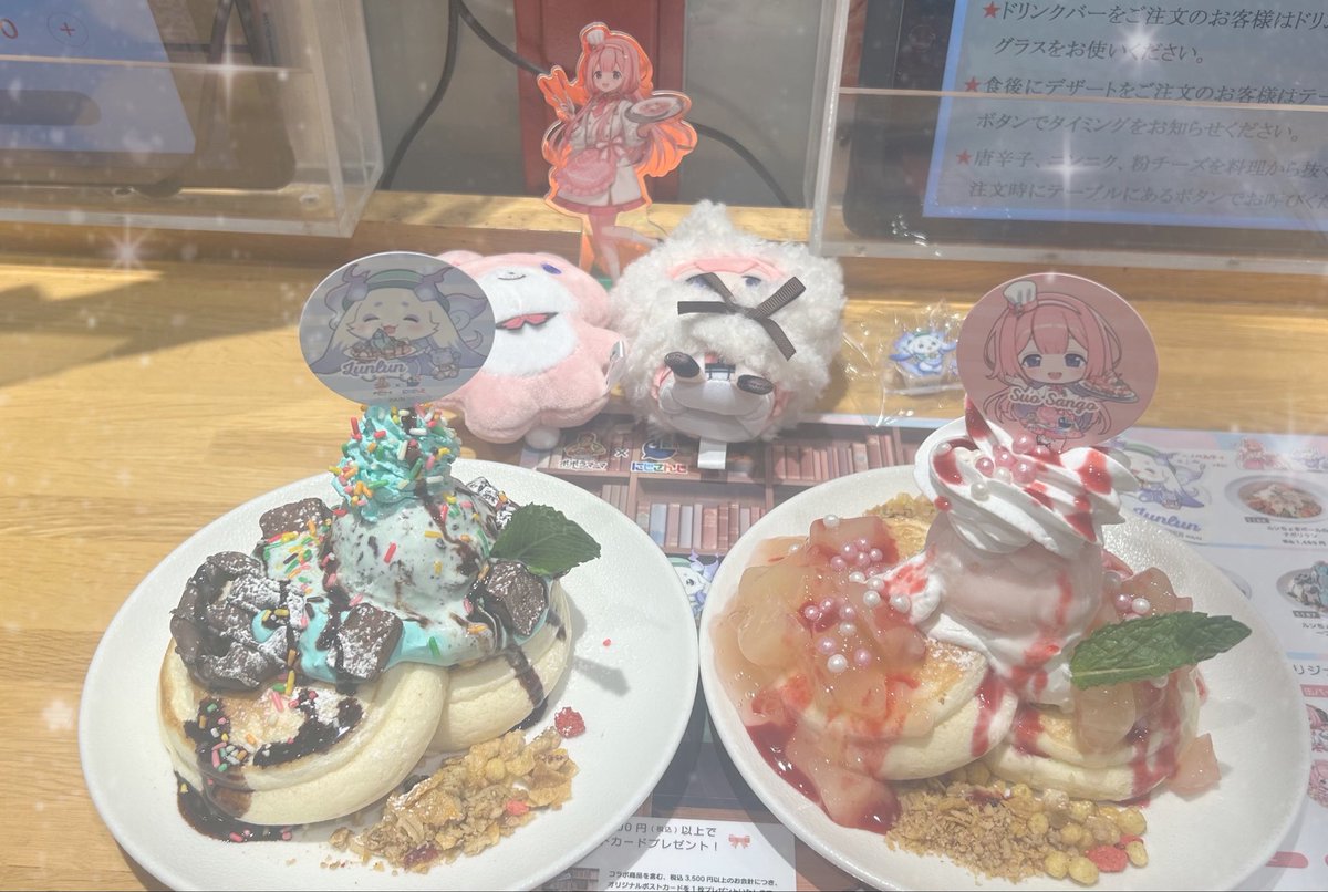 abbiedayo's tweet photo. ポポラマーマコラボ行ってきた！！アクスタはイメージより実物の方がオーロラ加工入ってて可愛いので買うべし😤
ンゴちゃんのおかげで新たなファミレスに出会えた！調子のって頼んだピザがふわふわカリカリでおいしかった💓 https://t.co/w9DYkoA507
