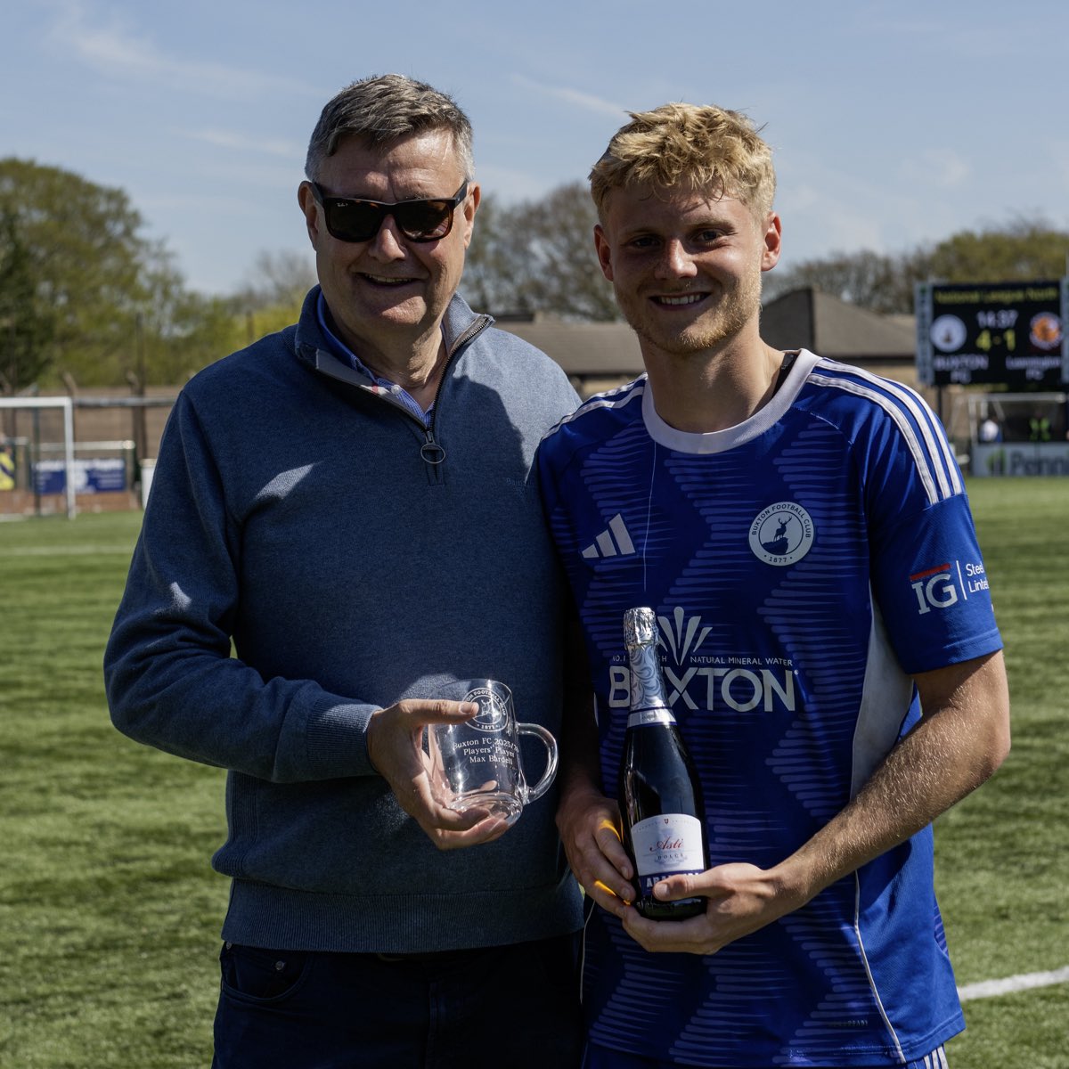 Buxton_FC's tweet photo. 🏆 𝐄𝐧𝐝 𝐨𝐟 𝐒𝐞𝐚𝐬𝐨𝐧 𝐀𝐰𝐚𝐫𝐝𝐬 🏆 
As the regular season draws to a close, we presented two awards post-match today. 

Player’s Player of the Season 
Winner: 𝐌𝐚𝐱 𝐁𝐚𝐫𝐝𝐞𝐥𝐥
Runner up: George Ward

Supporter’s Player of the Season
Winner: 𝐉𝐨𝐡𝐧𝐧𝐲 𝐉𝐨𝐡𝐧𝐬𝐭𝐨𝐧
Runner up: Connor Kirby 

Congratulations to Max and JJ on their respective awards, and to the runners up. 

Want to see them in action again? Tickets are on sale for Tuesday night’s playoff clash with Scarborough. 
🎟️ https://t.co/pC4YrMbuiT

#UpTheBucks | #TeamBuxton