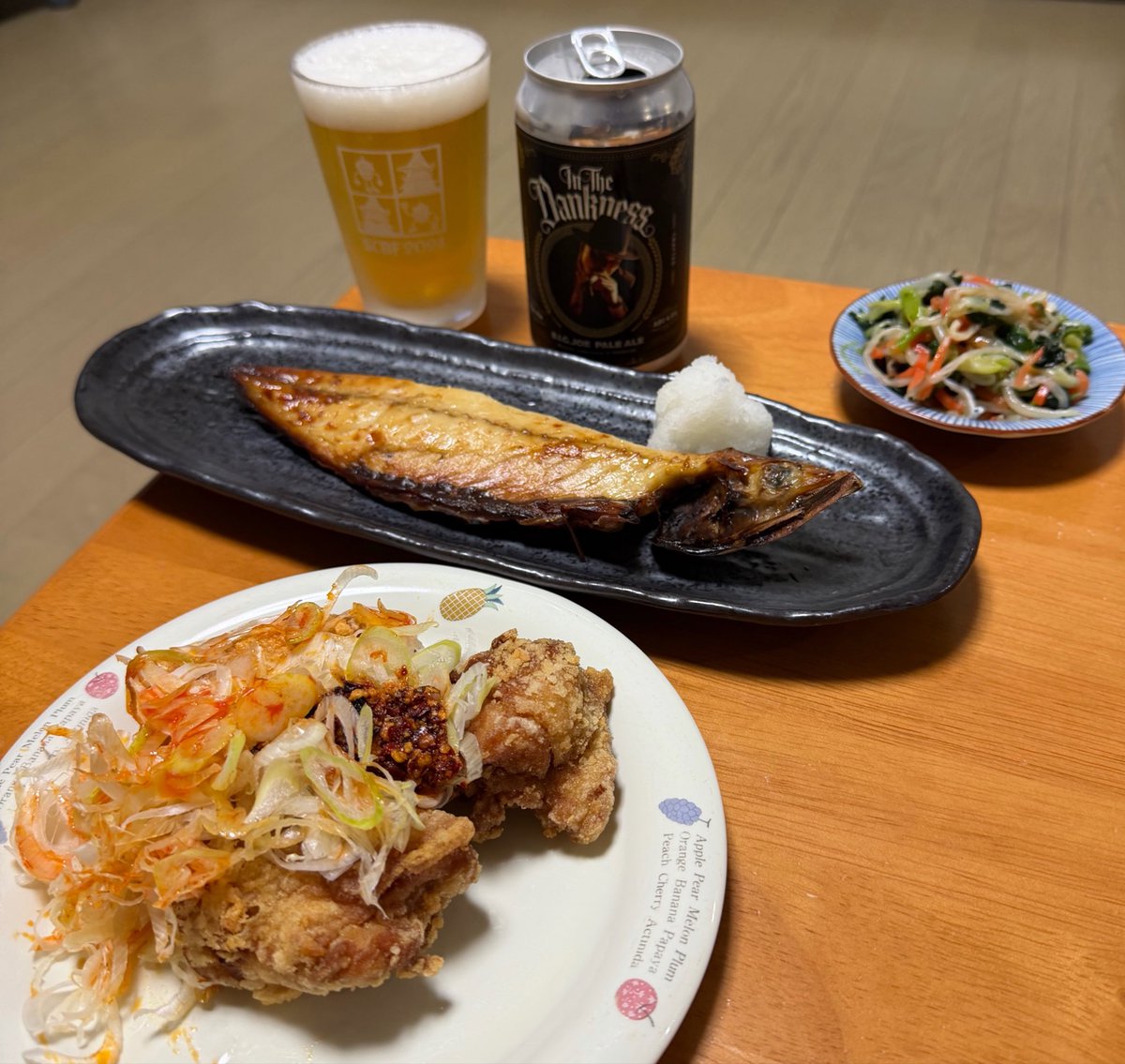 DaiMonoski's tweet photo. セツヲさんが話してた吉野家のから揚げににぎラー油を乗せてみたら美味しかった🐓
そしてふじと屋さんのサバはふっくら焼けて味がいい🐟
クラフトビールはイースターズのB.I.G JOE ペールエールも旨い🍺 https://t.co/2r8ikUtoGO