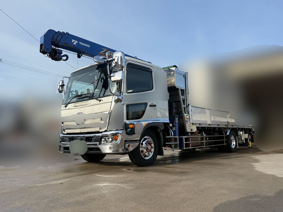 ご報告

中の人が大型免許を取ってすぐから2年10ヶ月乗った6トンユニック車を降りました。
最初の一年は地場だったので、乗り出しからの総走行距離は24万キロでした。

最後の洗車を会社でしたら、ツヤツヤすぎて写り込みやばいのでほぼ全モザです🤪

次乗る人にも綺麗にしてもらってください。