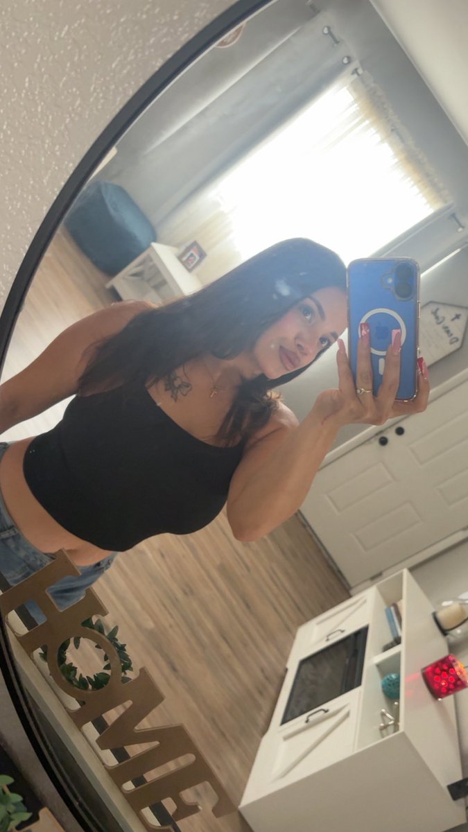 LexieAlexiss's tweet photo. On the highway and I'm thinking that I love her. https://t.co/FPY0EjznzG