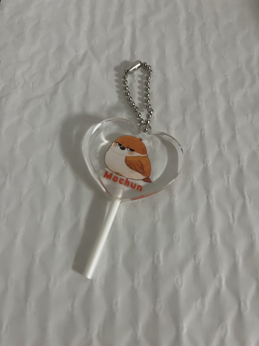 Aq2wz4I40R11160's tweet photo. My little Mochun just turned into a charm 🧡
Cute, moody, and always judging you… 😏

#Mochun #Kawaii #CuteArt #Keychain #OriginalCharacter #BirdLovers #AcrylicCharm #SmallBusiness #ArtistOnX #JapanDesign https://t.co/bcXE2QBbbT
