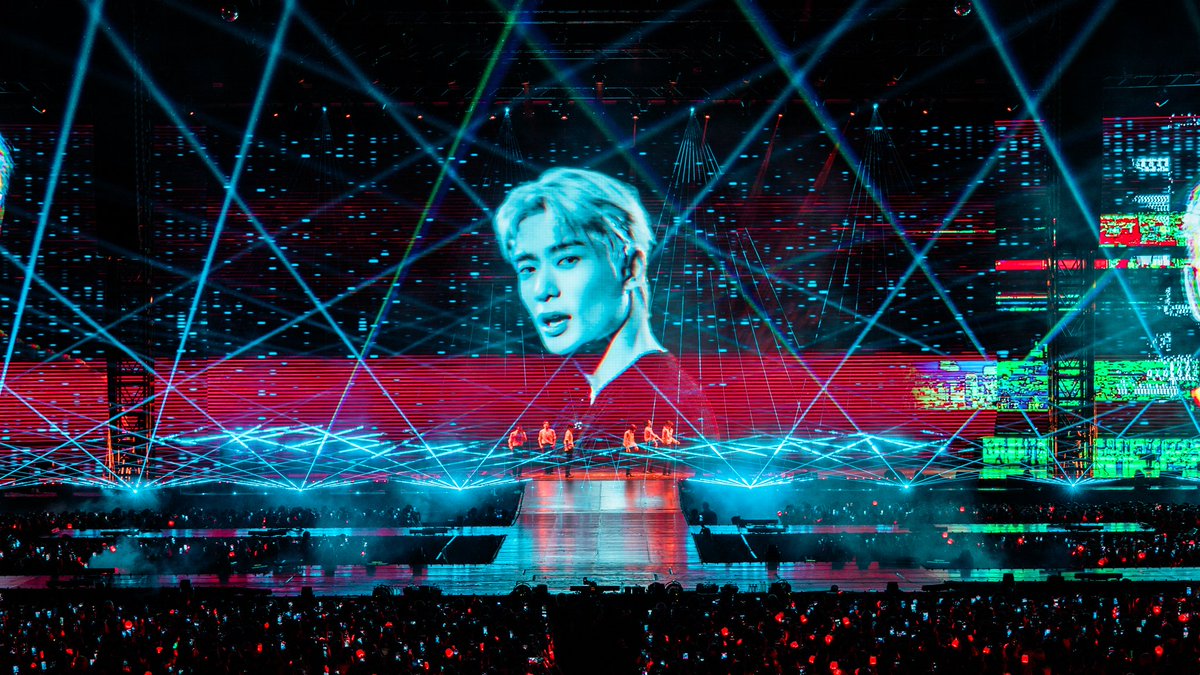 remember when JAEHYUN was in the whole The Momentum tour like a virtual idol 😭 naevis who?? sksksks
