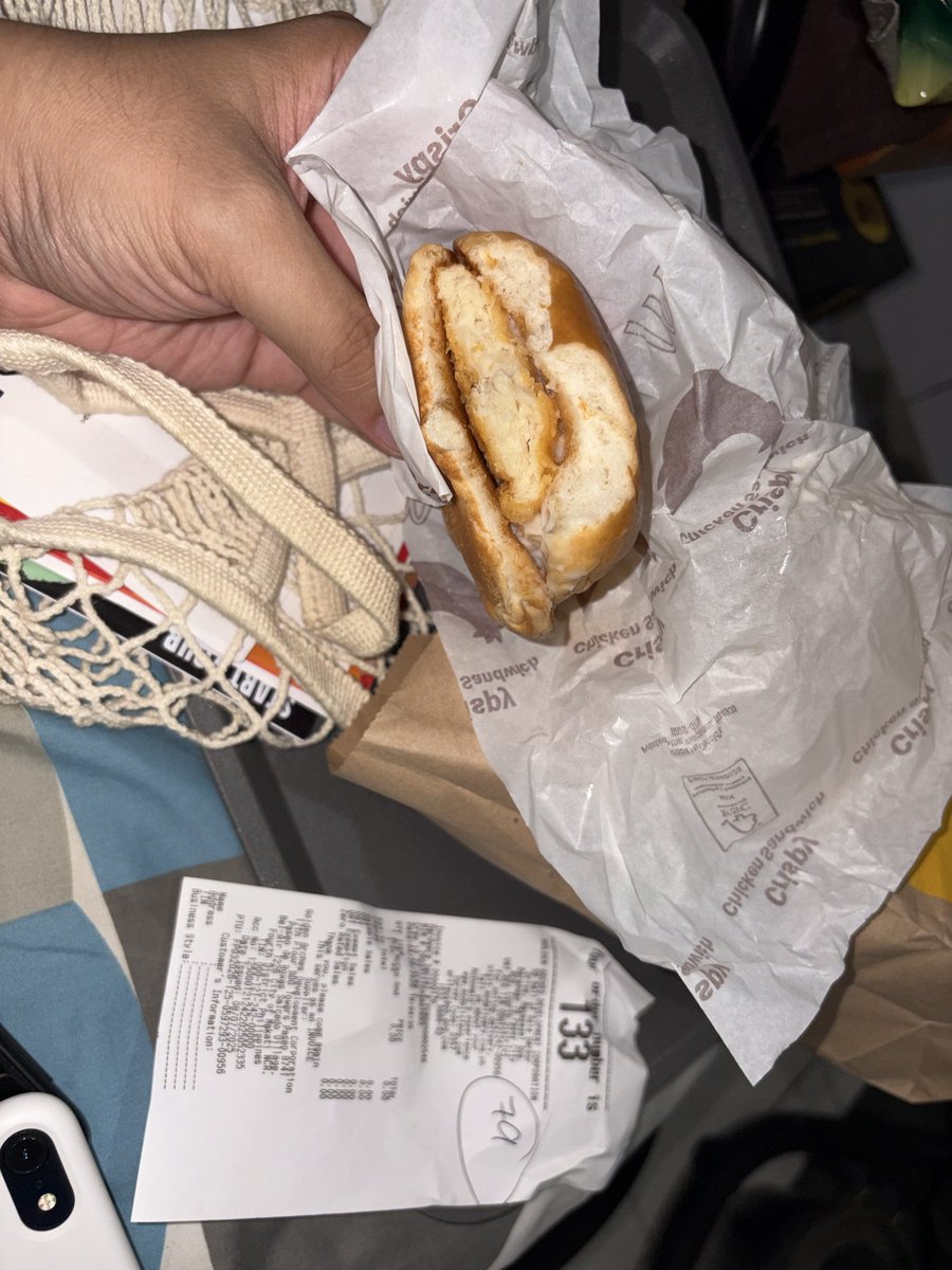 jaypeesan's tweet photo. Hey @McDo_PH. I think mali yung binigay sa order ko. Feeling tuloy nasayang lang yung pag redeem ko ng points sa app. 

I redeemed a McChicken sandwich and I got a Crispy Chicken sandwich. Eh dahil binalot nila kahit dine-in ako dapat, umuwi na lang ako saka ko napansin na mali. https://t.co/1VRPiKSh8T