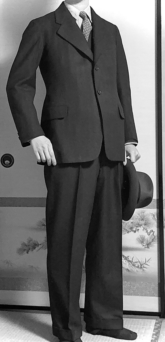Haidacutlet's tweet photo. かつて名古屋の御器所で洋服裁断研究所を営んでいた佐藤京三氏が戦前に経営していた洋服店で作られた背広三揃
着丈72cmのビッグサイズだが珍しくツギのない贅沢な仕立て
状態が極めて良く、なんとポケットの躾糸もそのままだった https://t.co/885oBUKqfb