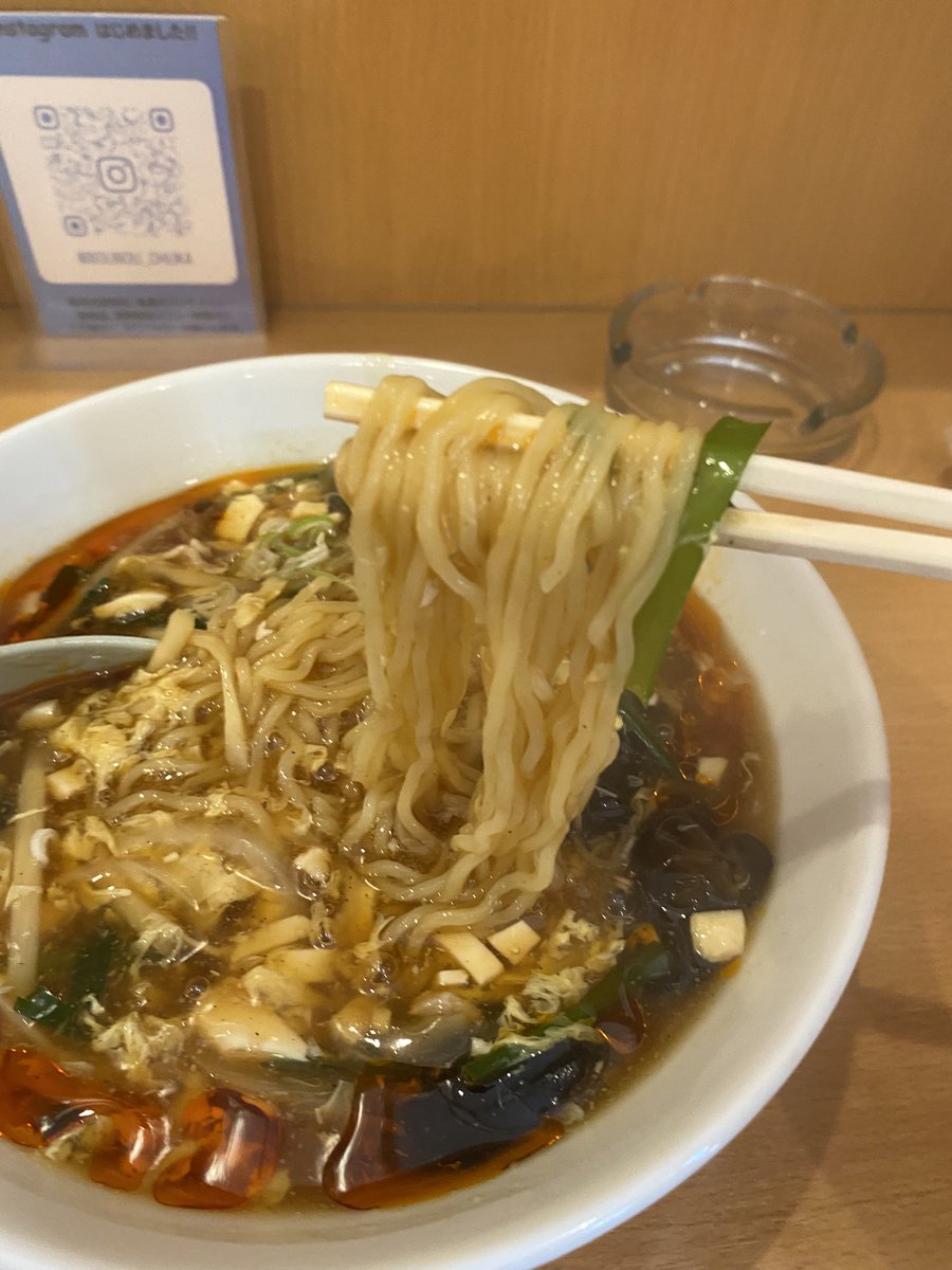 taityo03092's tweet photo. 棒棒@師岡町
スーラータンメン　880円
今までランチメニューしか食べてなかったから
人気らしいスーラータンメンをチョイス
スーラーには特段思い入れがあるわけではないが
これは我が人生最強のスーラーでしたわ
次はチャーハン行くでー！
#棒棒　#師岡町 https://t.co/pxwlxcX6d9