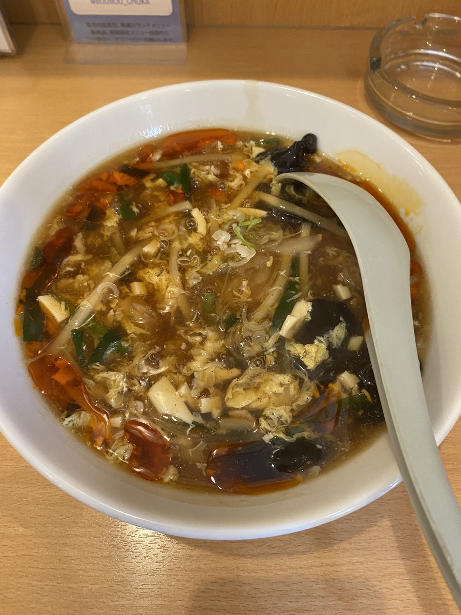 taityo03092's tweet photo. 棒棒@師岡町
スーラータンメン　880円
今までランチメニューしか食べてなかったから
人気らしいスーラータンメンをチョイス
スーラーには特段思い入れがあるわけではないが
これは我が人生最強のスーラーでしたわ
次はチャーハン行くでー！
#棒棒　#師岡町 https://t.co/pxwlxcX6d9