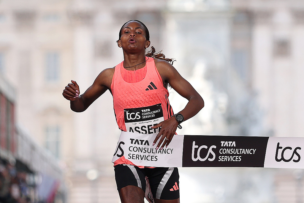 cgtnafrica's tweet image. #Ethiopia's Tigst Assefa ​broke her own ‌women's-only world record on Sunday as she won ​the 2026 London ​Marathon in a time of 2:15:41. #Kenya’s Hellen Obiri and Joyciline Jepkosgei finished second and third respectively.

(📸 CFP)