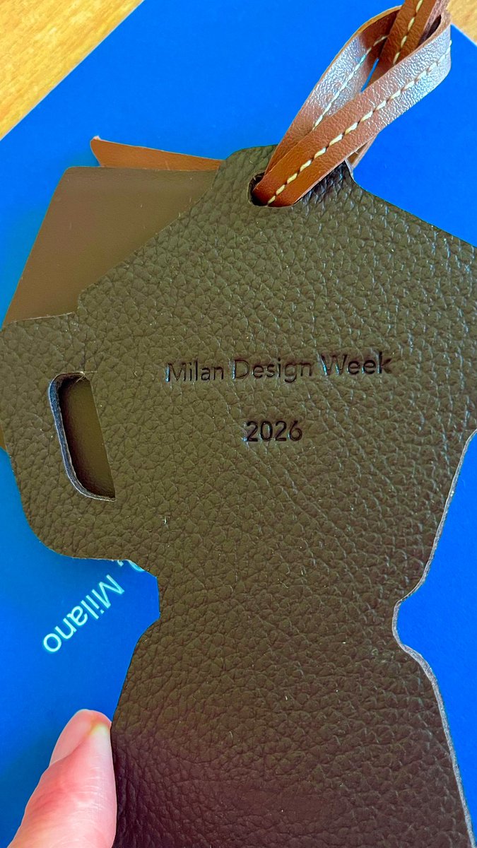 iluminica's tweet photo. Hoy termina la design week en Milán y conseguí muchas cositas graty (comida varia, protector solar, tote bags, cuadernos, muestras kerastase, posters) pero lo más lindo que conseguí fue esta moka de cuero de las cuales sólo hicieron 100 piezas 🥹 https://t.co/QuTGtq9hZc