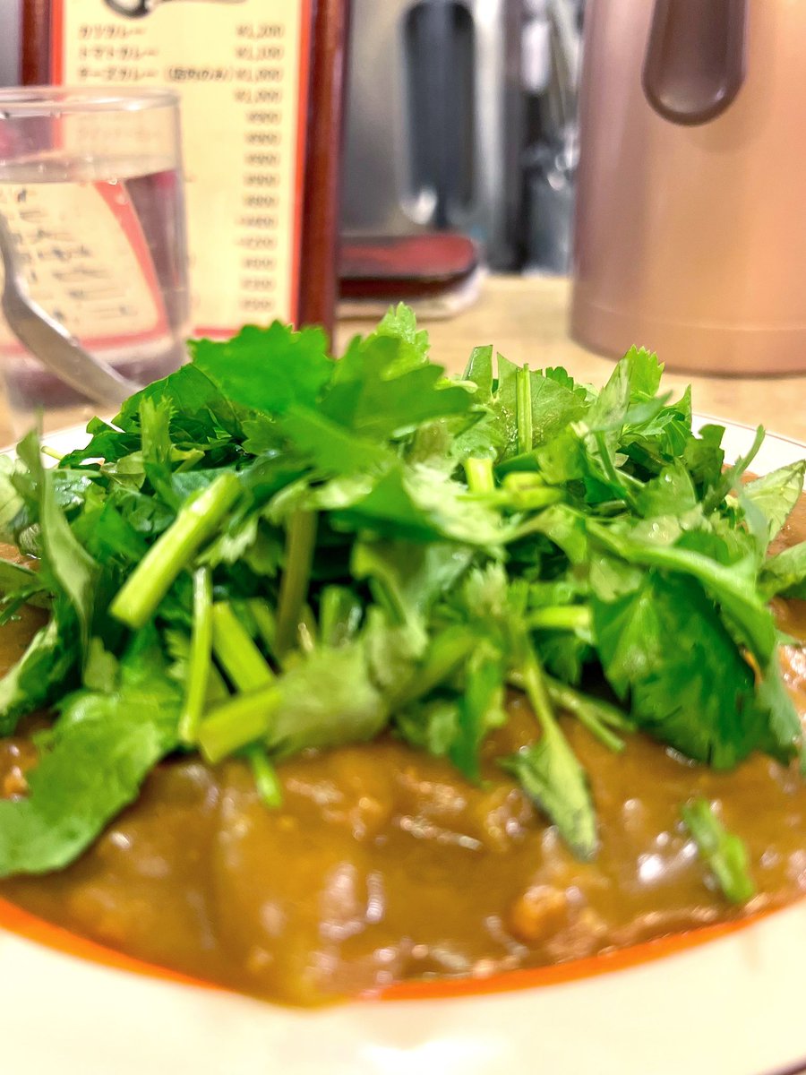 trippybunny's tweet image. パクチーカレー

盛りっとパクチー
ルーには挽肉たっぷり
真っ赤な福神漬けでテンション上がるほうのカレー好きです

他のトッピングも頼みたいけど
なにせカツカレーがうますぎる

〆にデミタスコーヒー飲み
幸せ一杯いっぱい

#Curry #Spice 
#カレー #スパイス 
#ディグ #カレーディグ