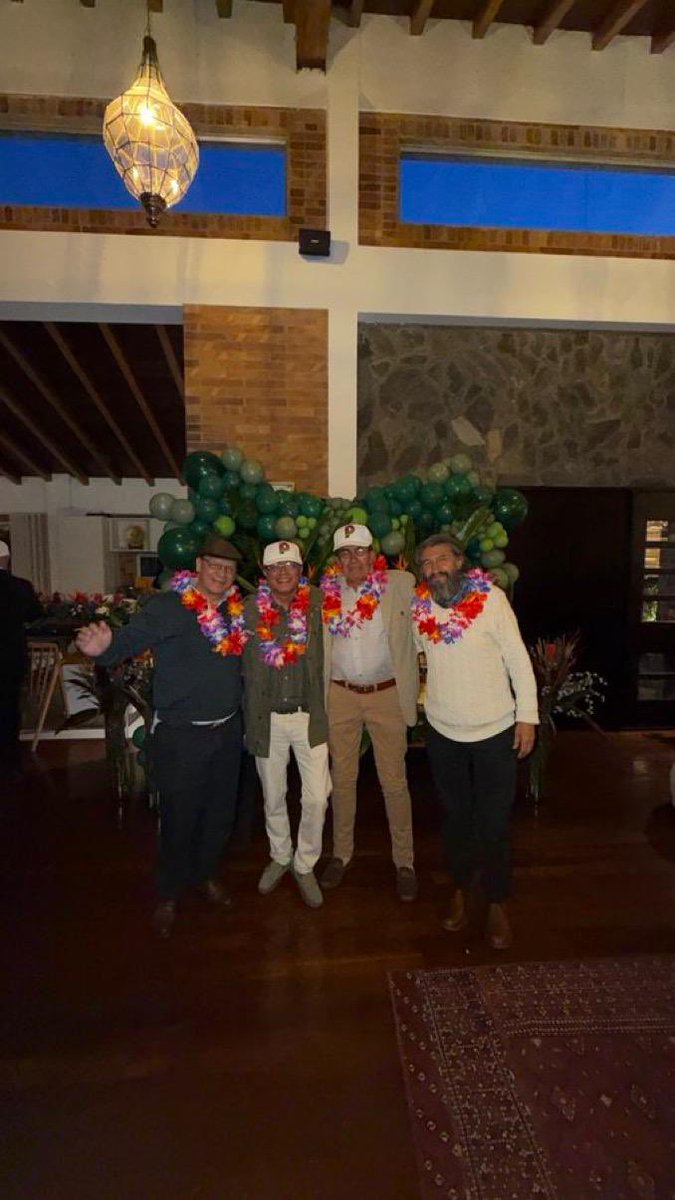 Anoche Petro celebraba su cumpleaños con los camaradas de la guerrilla del M-19, mientras los otros camaradas seguían atacando con bombas y fusil el Cauca.