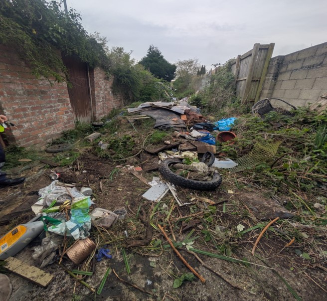 cyngorcaerdydd's tweet image. 🚮 Mae ein timau Gorfodi Gwastraff allan yn lonydd #Caerdydd — yn archwilio gwastraff wedi'i ddympio, yn siarad â thrigolion ac yn mynd i'r afael â thipio anghyfreithlon. Bydd camau gorfodi yn cael eu cymryd lle canfyddir troseddau.